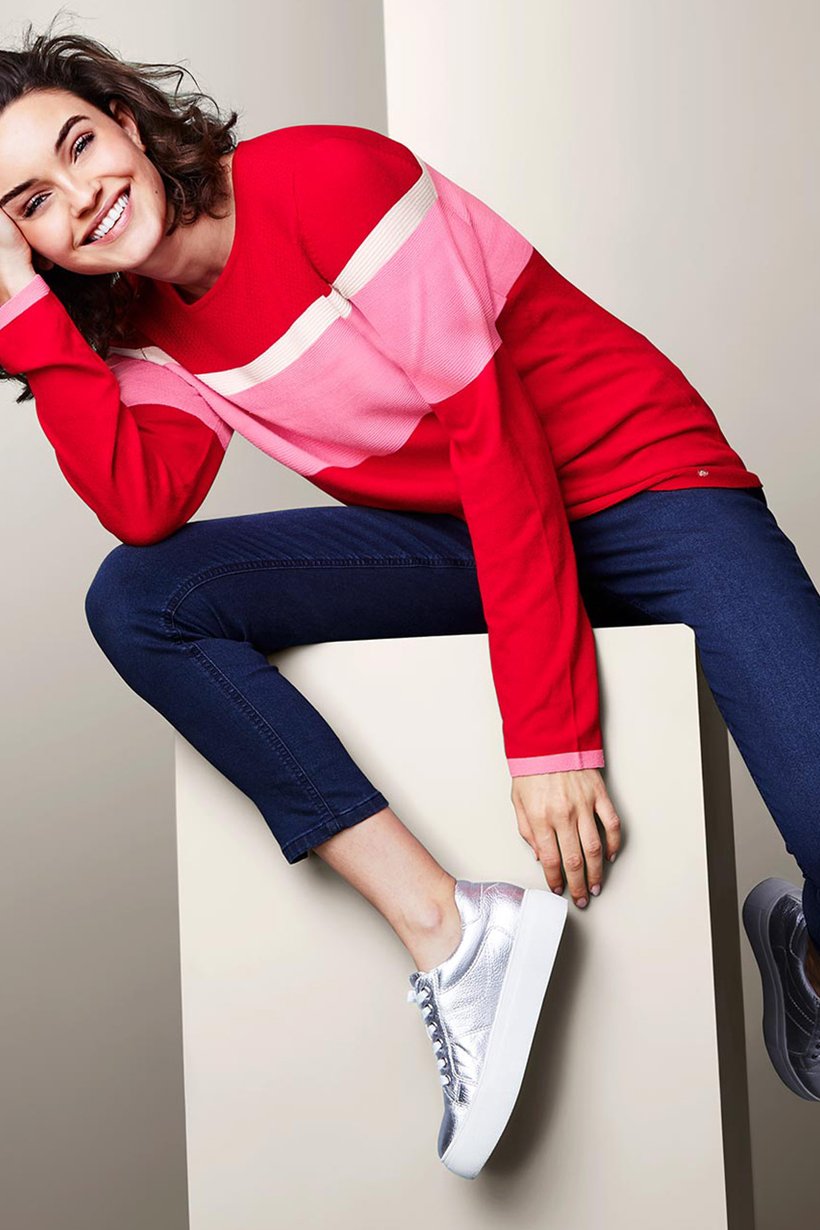 Women's fine knit sweater with color blocks, red/pink