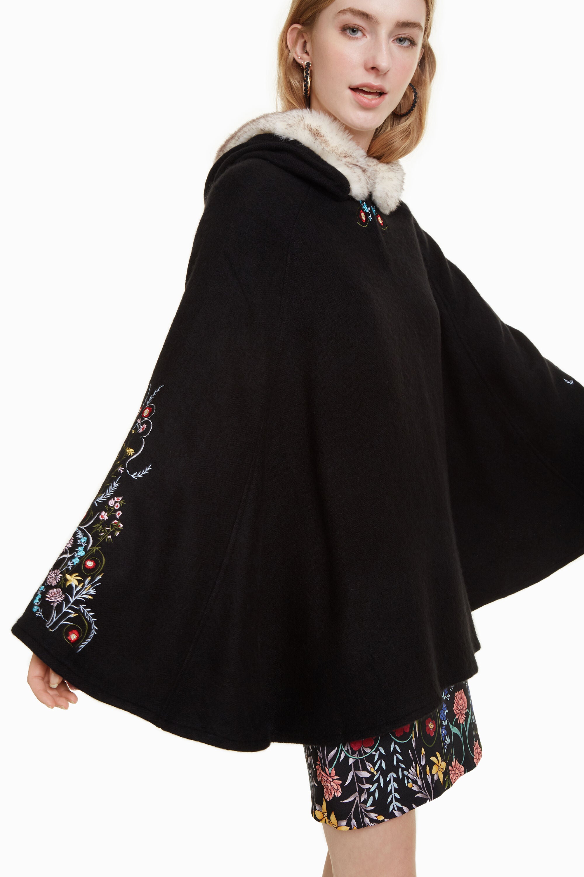 Дамско пончо Desigual Gipsy Garden, черно