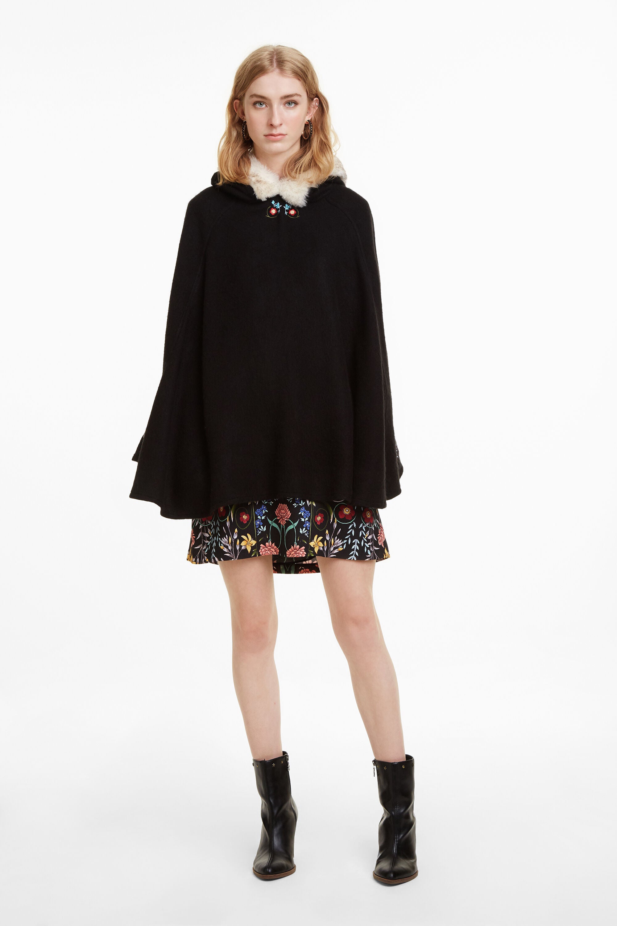 Дамско пончо Desigual Gipsy Garden, черно