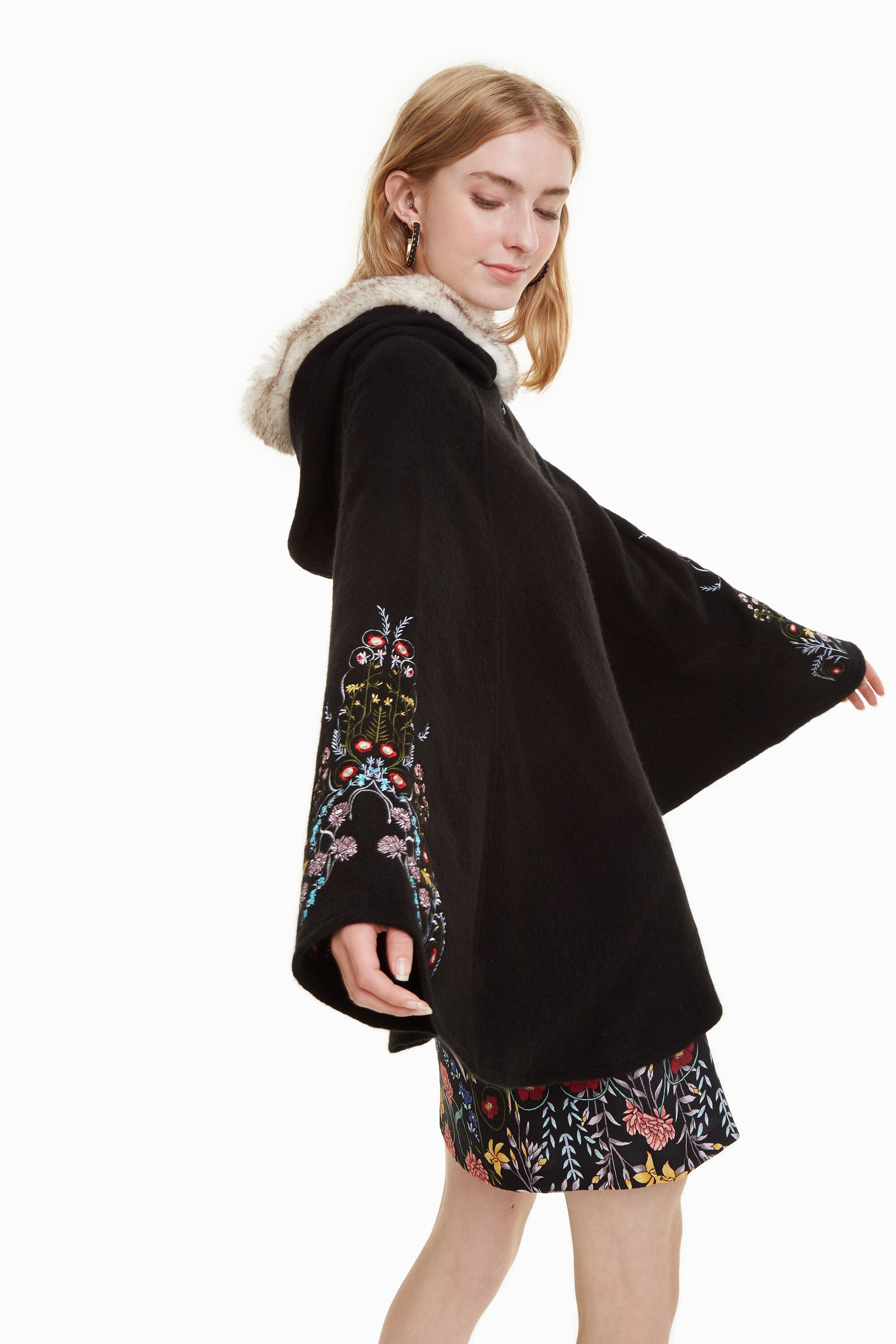 Дамско пончо Desigual Gipsy Garden, черно