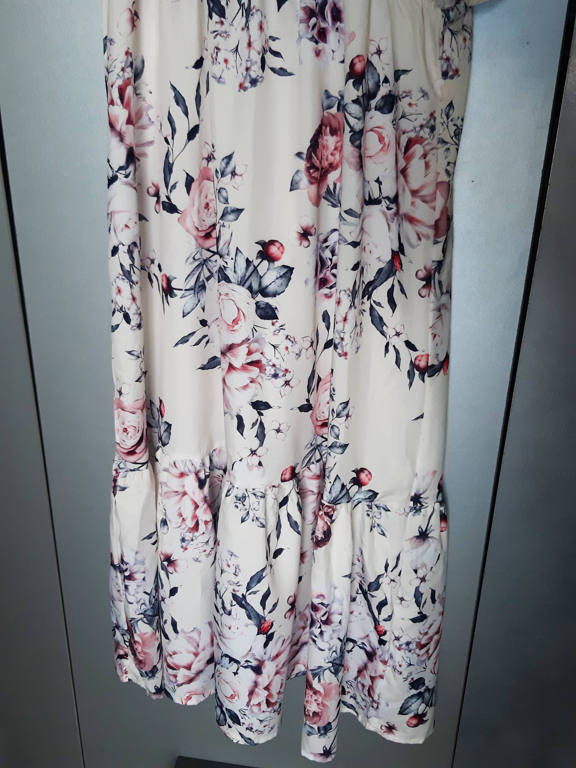 Women's summer dress with floral motifs