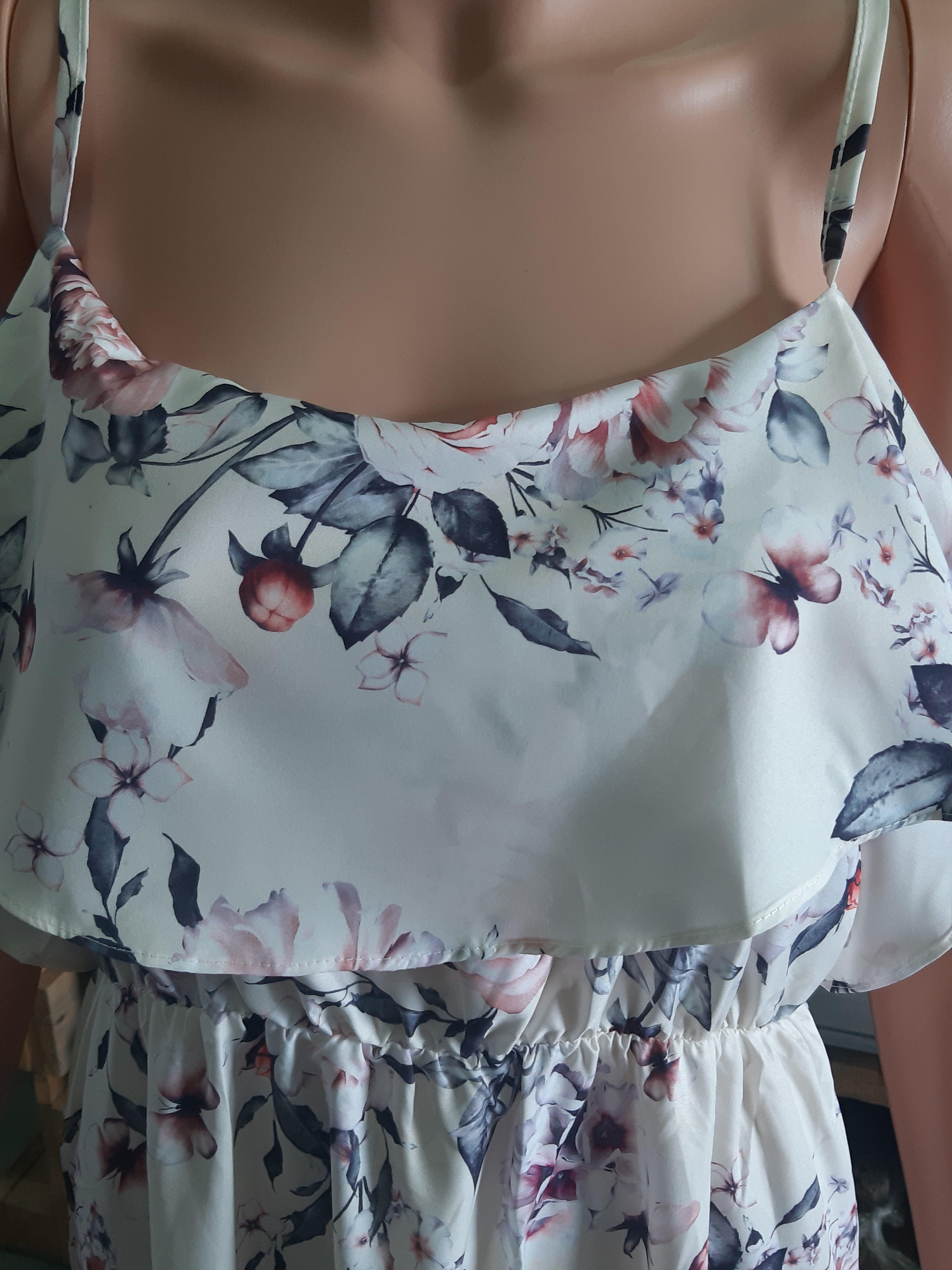 Women's summer dress with floral motifs