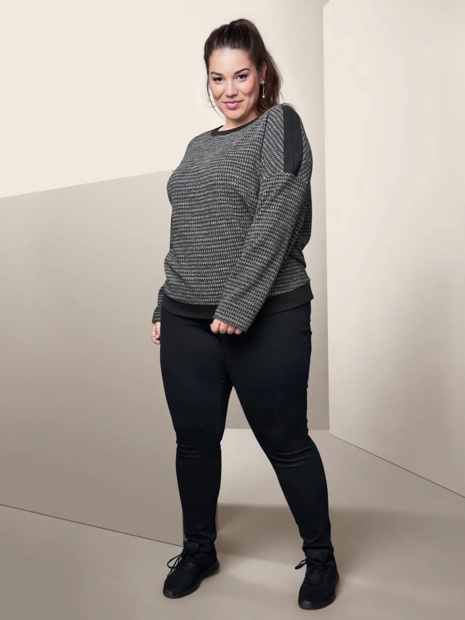 Women's long-sleeved sweater, black and white 