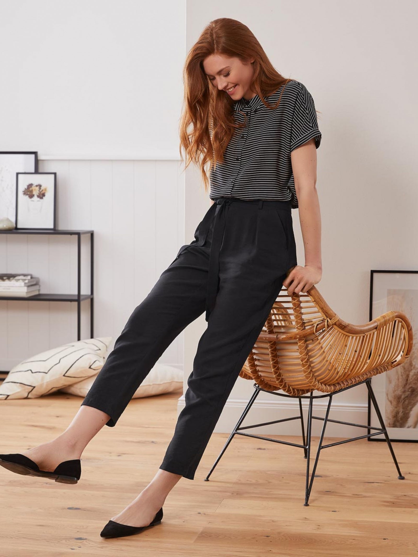 Sporty-elegant trousers with pleats and ties, black 